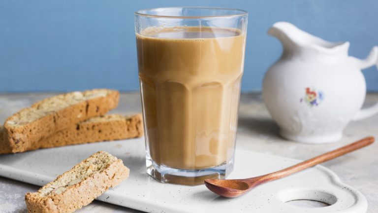 Coffee or tea: What is healthier to drink in the morning