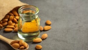 Almond oil: How to use this natural make-up remover