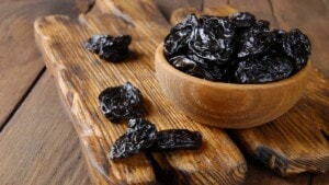 Boost your health with soaked Munakka: 9 benefits of soaking black raisins